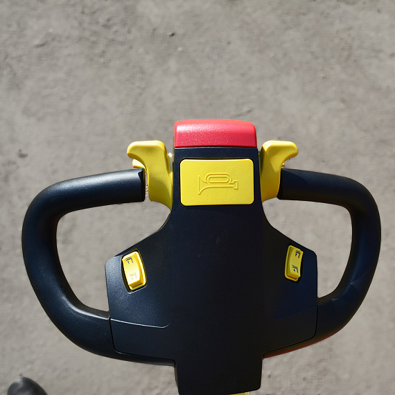 OXLIFT QZ-050-070 Самоходный (поводковый) подъемник ножничного типа с питанием от АКБ 7000 мм 500 кг